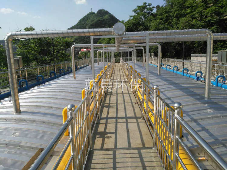 不鏽鋼拱形（xíng）蓋板（bǎn）在汙（wū）水池加蓋除臭中的使用性能